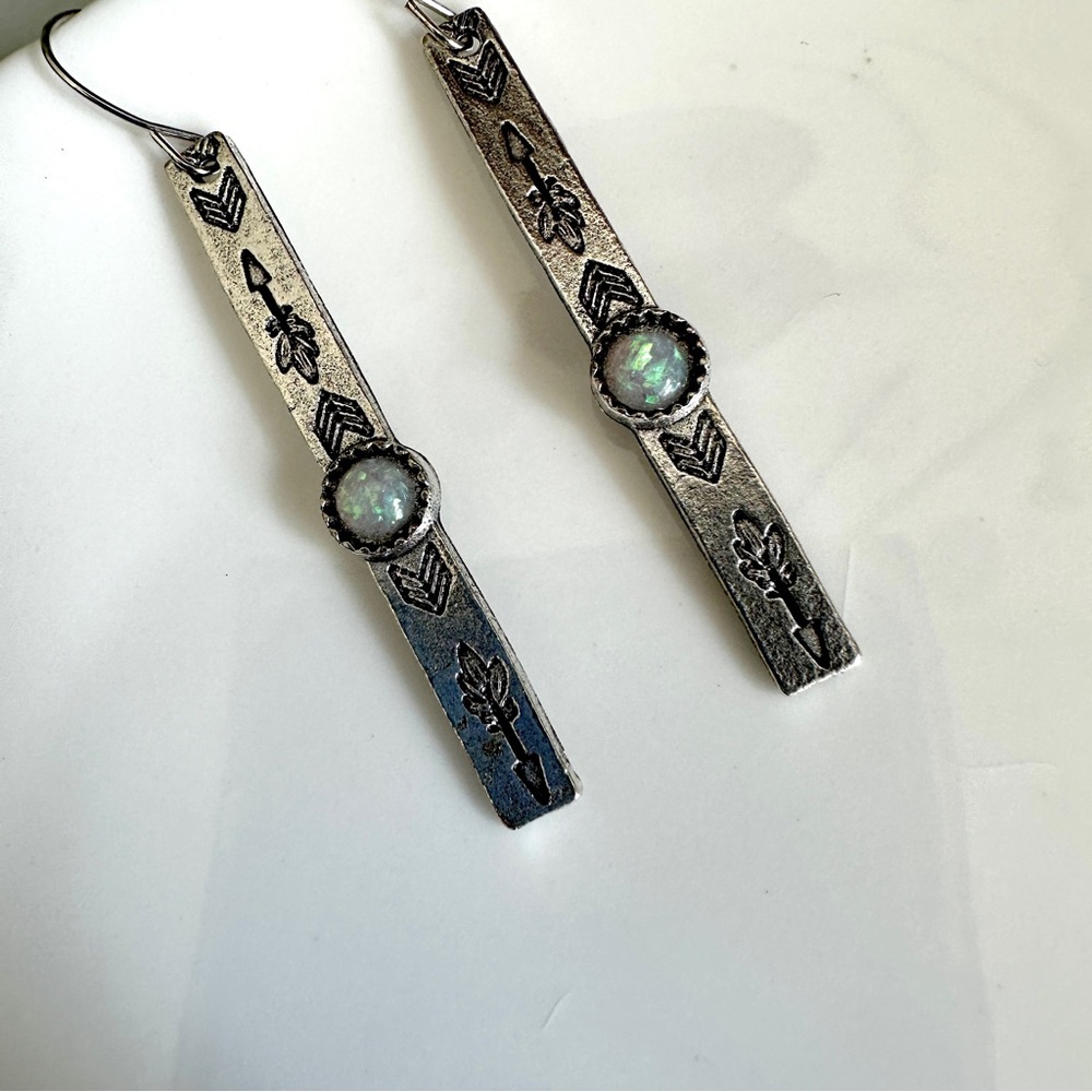 3/$22š©¶ Silver Arrow Stamped Earrings Etched Inlaid Iridescent Crystal NEW - Picture 4 of 15